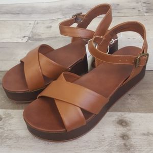 Universal Thread Flatform Pumps Billi Crossband